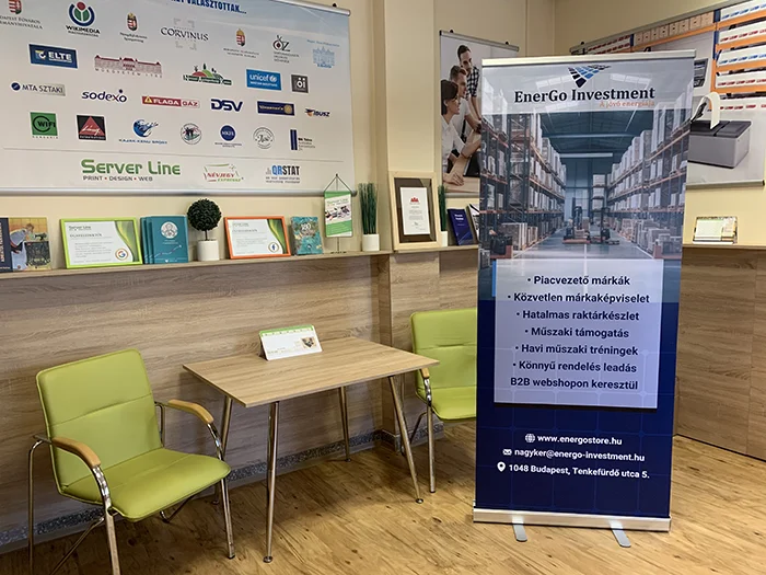 sínnel kifeszített plakát