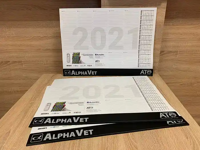 Könyöklő naptár szitázott